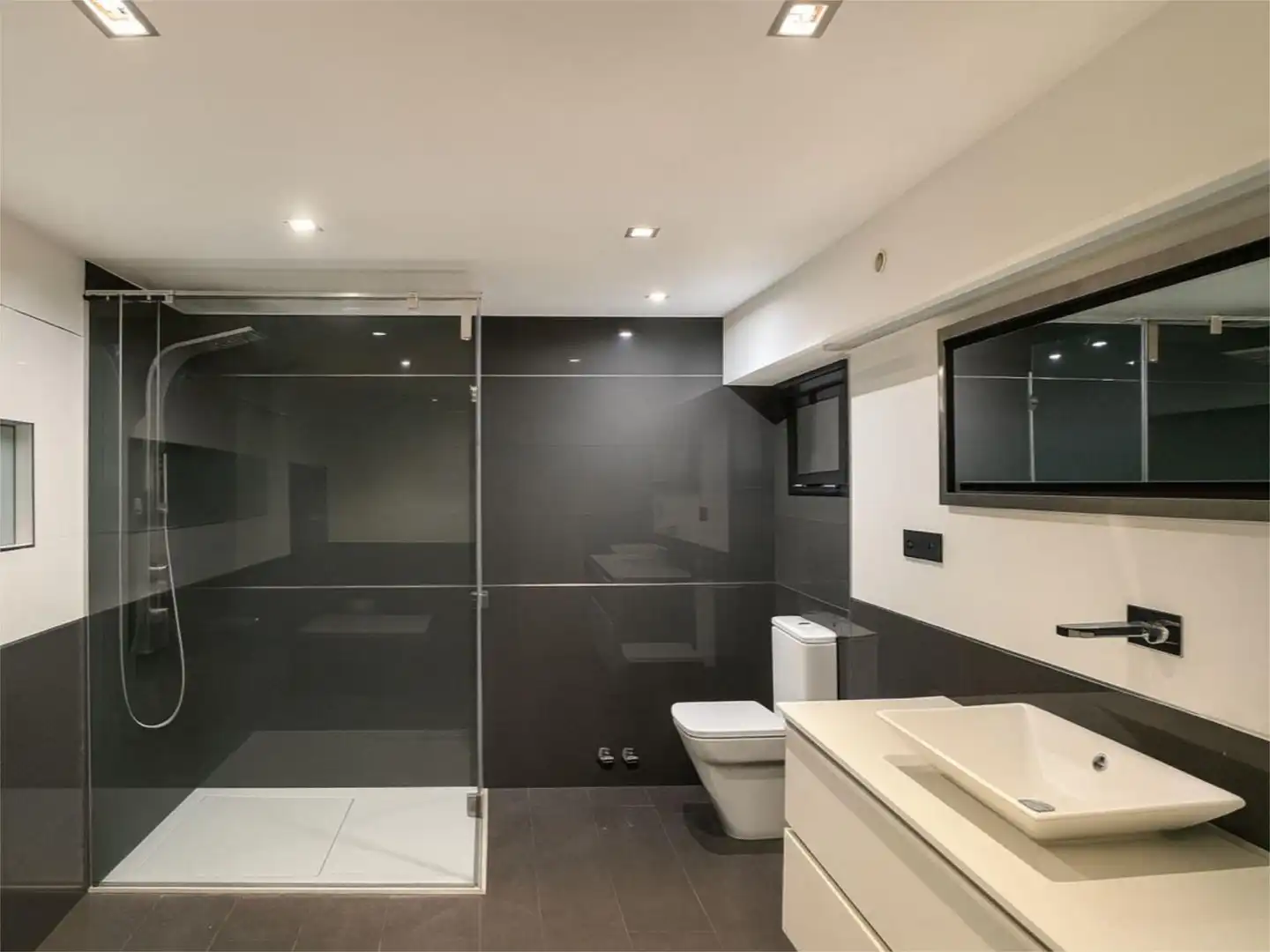 Flat for sale in Calle Duque de Medinaceli, 20, Centro - Casco Histórico Bathroom of Flat for sale in San Lorenzo de El Escorial with Air Conditioner