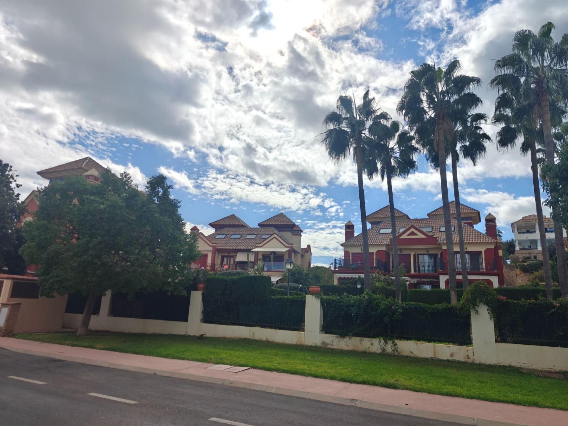 Vista exterior de Casa o xalet en venda en Benalmádena amb Aire condicionat, Calefacció i Terrassa