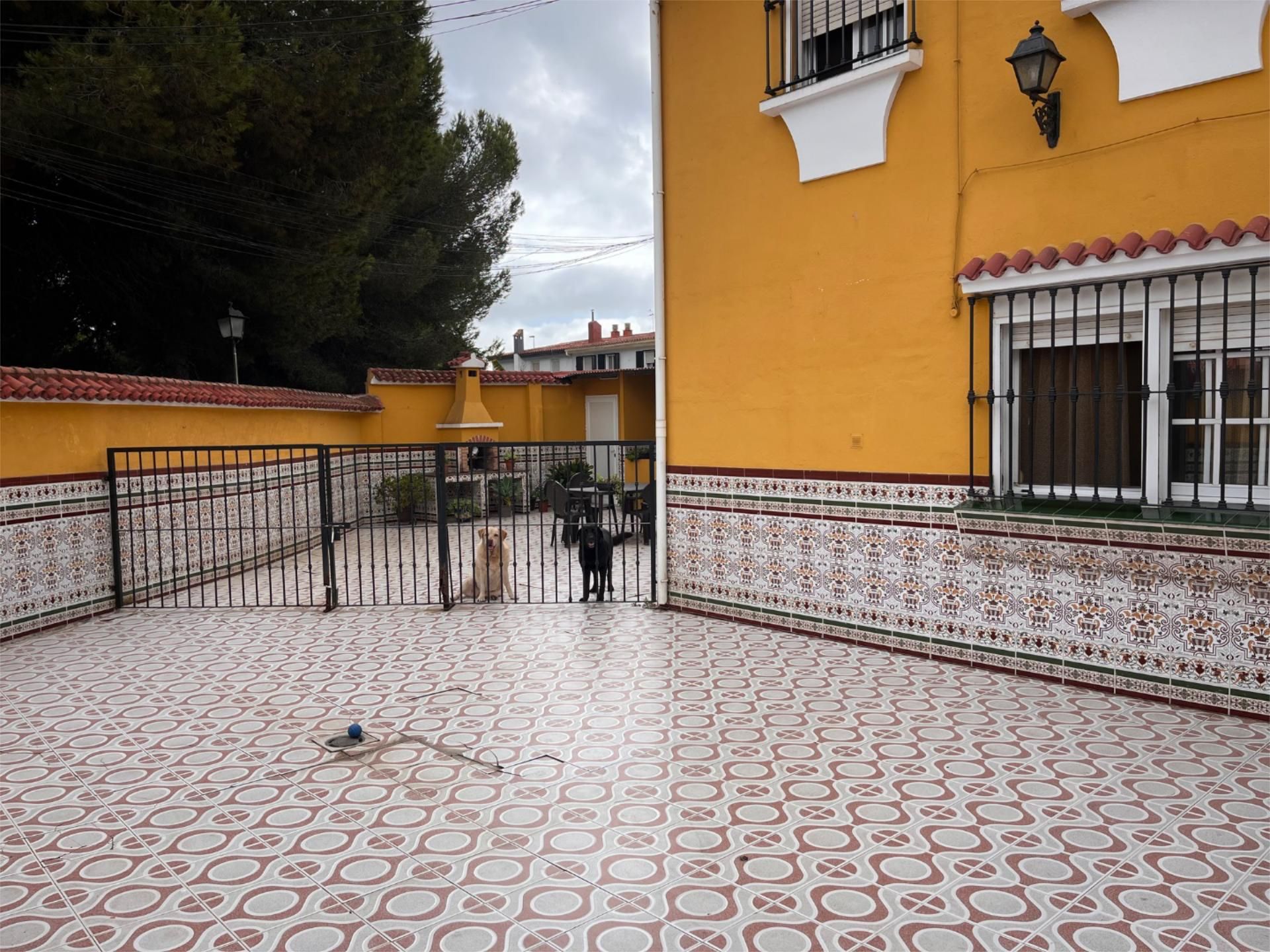 Casa adosada en venda a Urbanización Ciudad Jardín, 50, Los Barrios Vista exterior de Casa adosada en venda en Los Barrios amb Terrassa, Piscina i Balcó