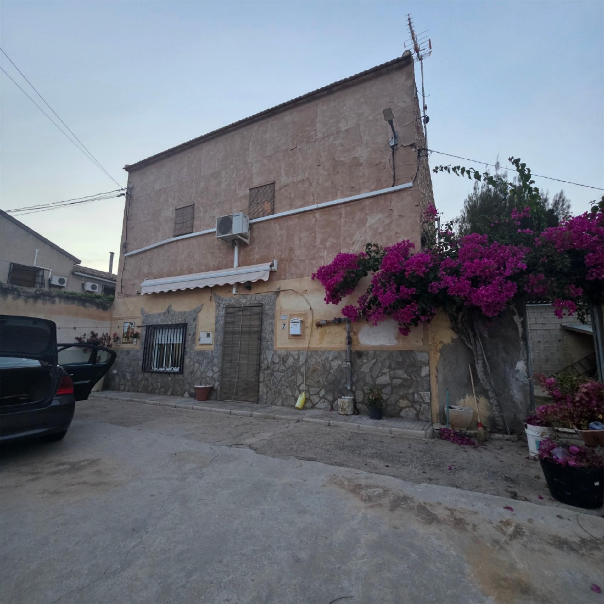 Vista exterior de Planta baixa en venda en La Romana amb Aire condicionat, Calefacció i Jardí privat
