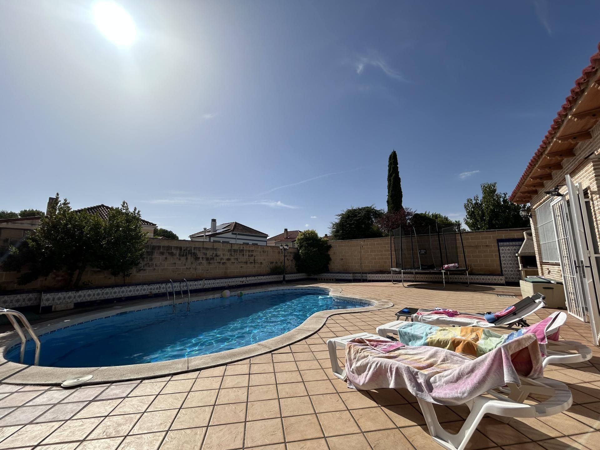 House or chalet for sale in Calle Luxemburgo, 12, Cabanillas del Campo Swimming pool of House or chalet for sale in Cabanillas del Campo with Heating, Private garden and Parquet flooring