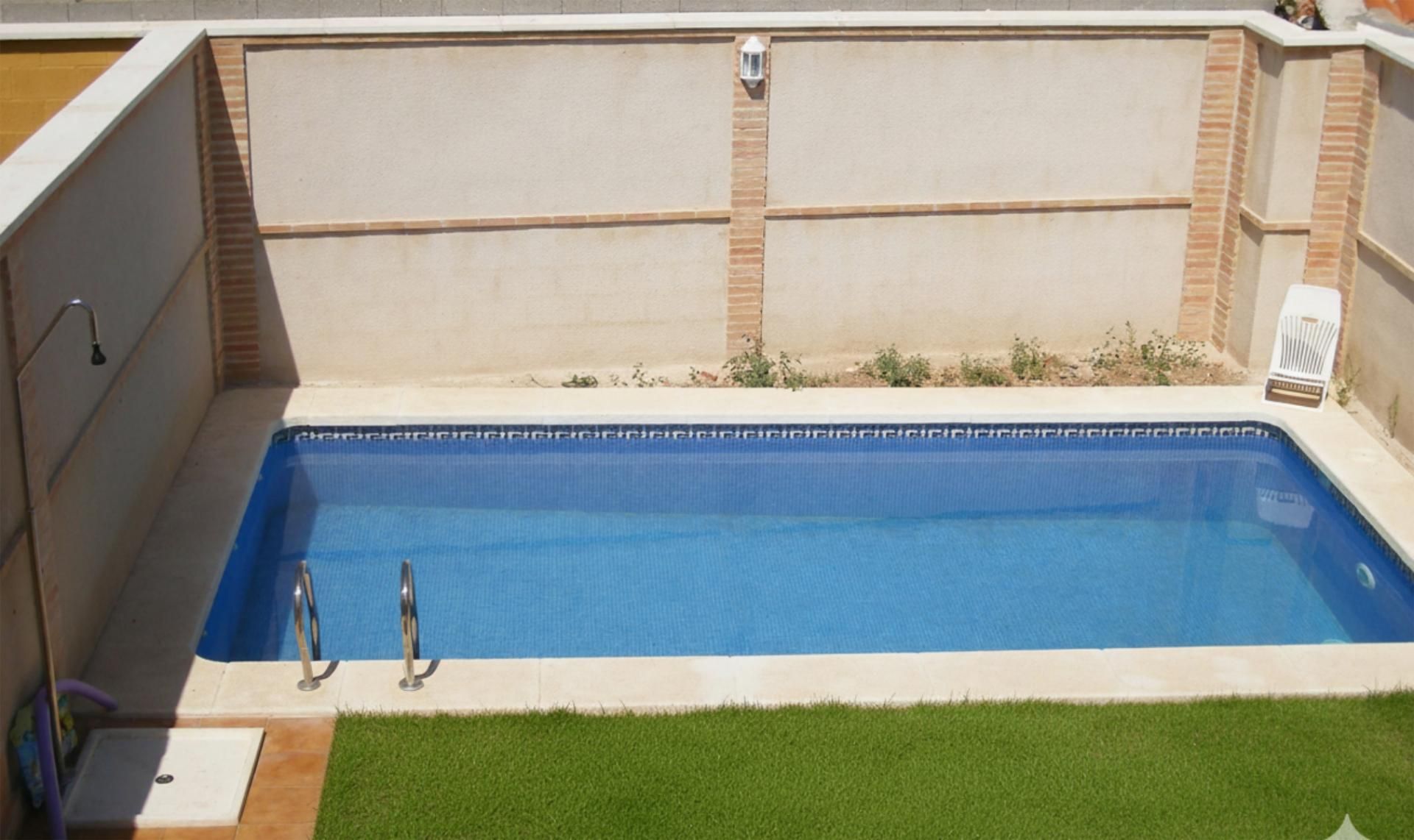 Piscina de Casa adosada en venda en Ballesteros de Calatrava amb Aire condicionat, Calefacció i Jardí privat