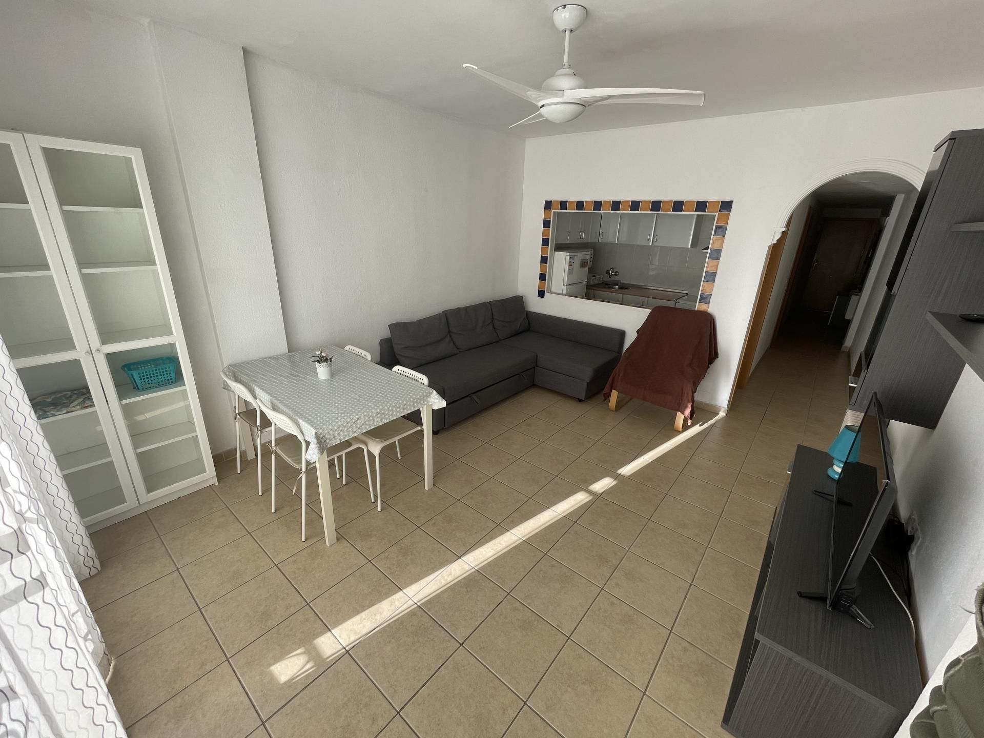 Apartament de lloguer a Avenida de Benyamina, 25, Playamar - Benyamina Sala d'estar de Apartament de lloguer en Torremolinos amb Aire condicionat, Terrassa i Piscina