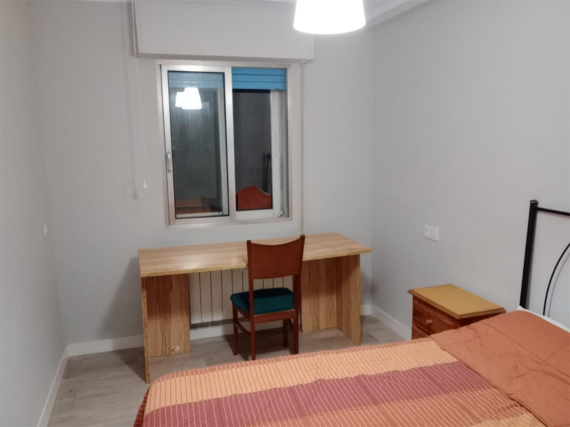 Dormitori de Pis per a compartir en Burgos Capital amb Calefacció, Parquet i Moblat