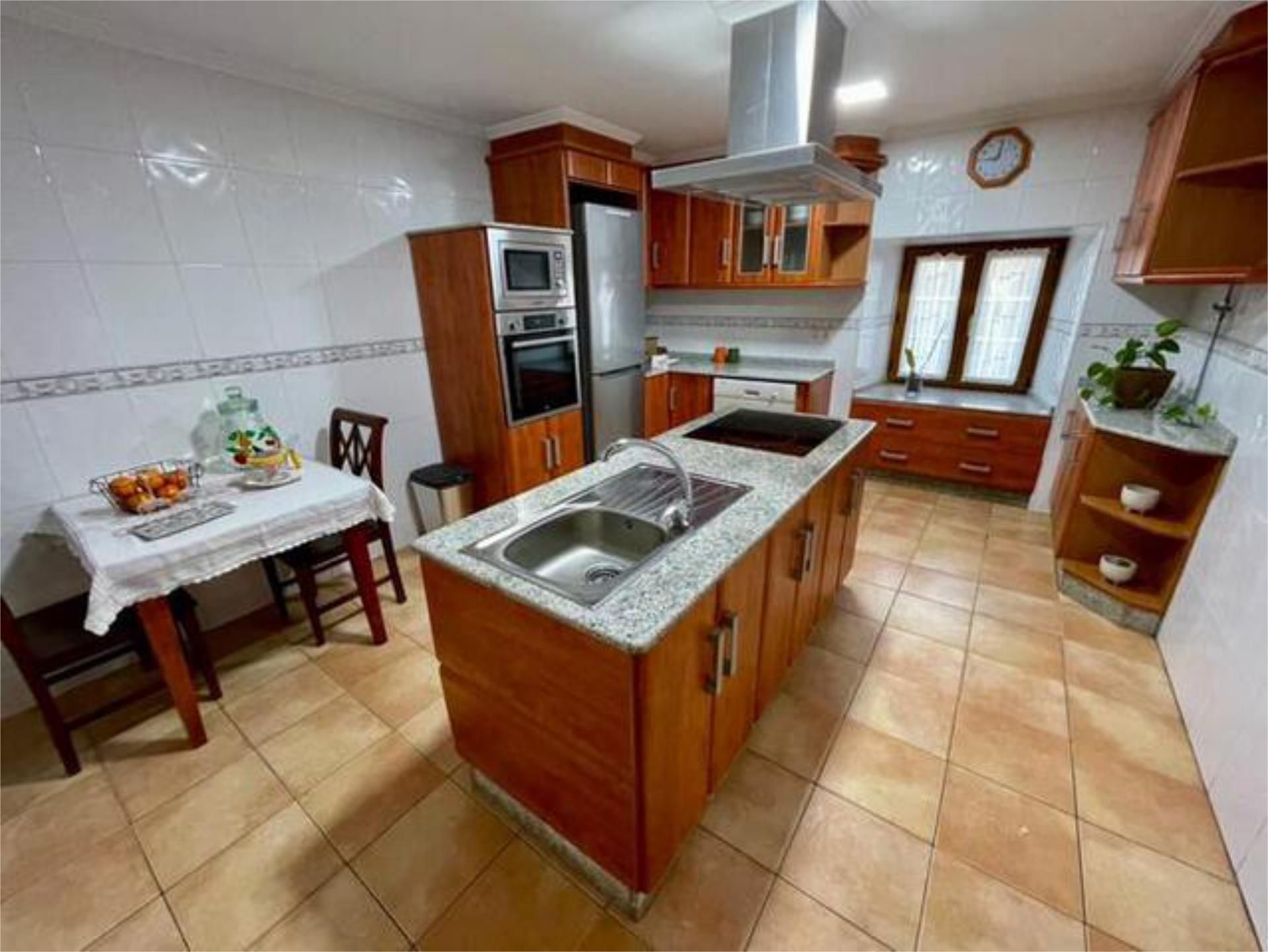 Casa adosada de lloguer a Outes Cuina de Casa adosada de lloguer en Outes amb Jardí privat, Terrassa i Moblat