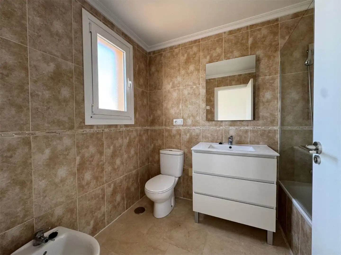 Casa o chalet de alquiler en Avenida el Ras Gran, 22, El Raso Baño de Casa o chalet de alquiler en Guardamar del Segura con Aire acondicionado, Jardín privado y Terraza