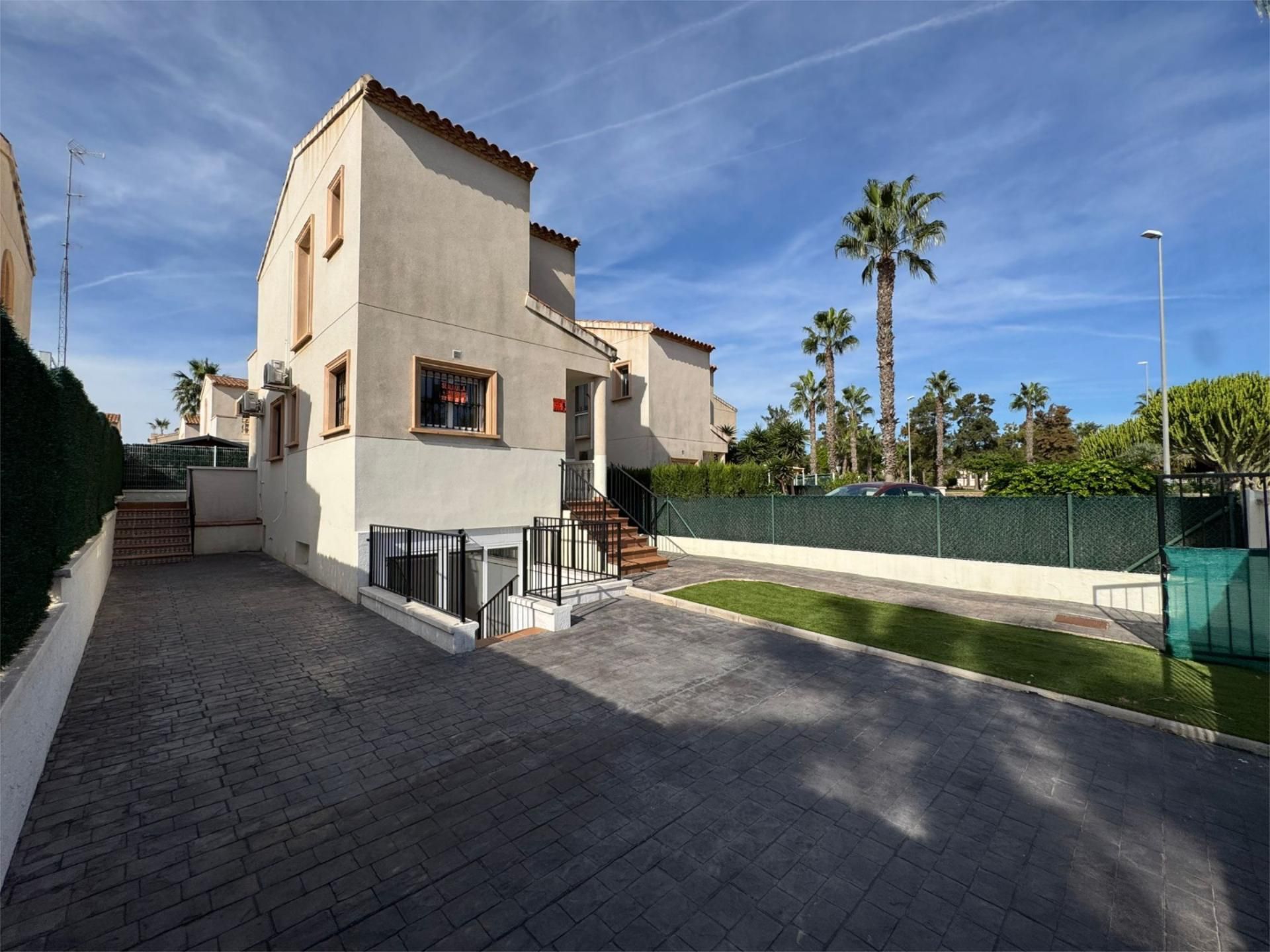Casa o xalet de lloguer a Avenida el Ras Gran, 22, El Raso Vista exterior de Casa o xalet de lloguer en Guardamar del Segura amb Aire condicionat, Terrassa i Piscina