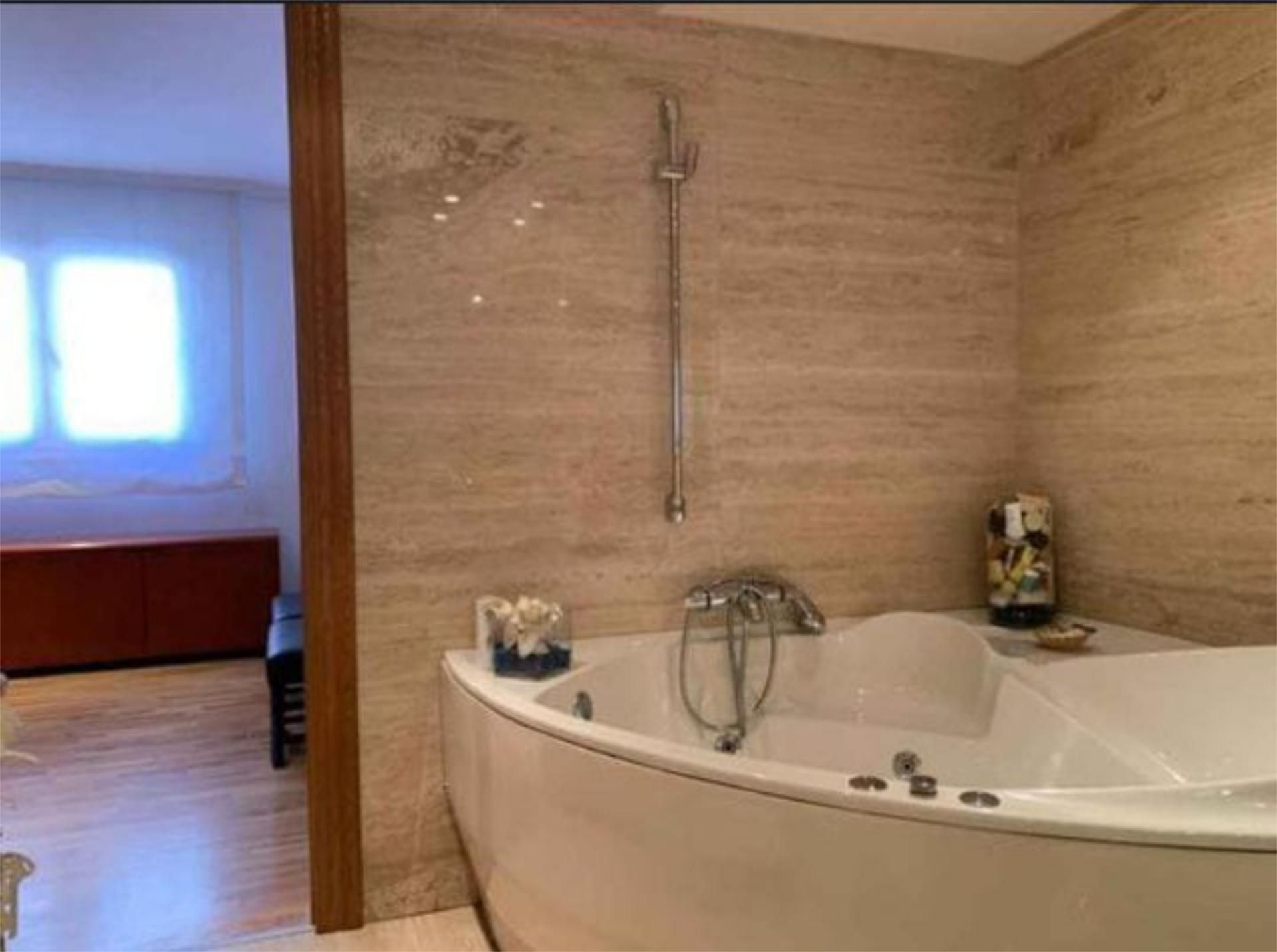 Flat to rent in Calle Pintor Juan Miguel Sánchez, 2, San Bernardo Bathroom of Flat to rent in  Sevilla Capital  with Air Conditioner, Heating and Parquet flooring