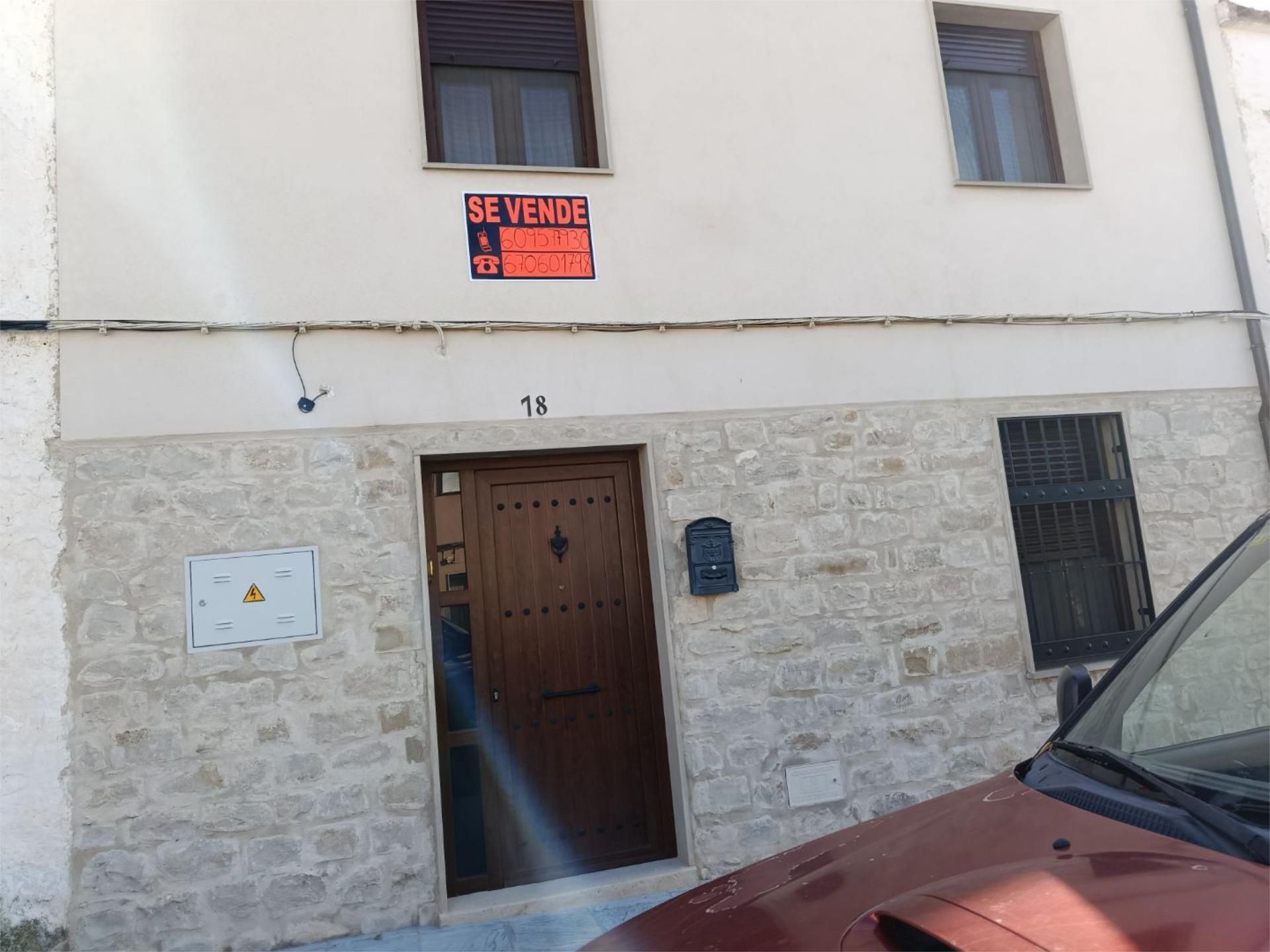 Casa adosada en venda a Calle Víctor Pradera, 18, Torreperogil Vista exterior de Casa adosada en venda en Torreperogil amb Aire condicionat i Terrassa