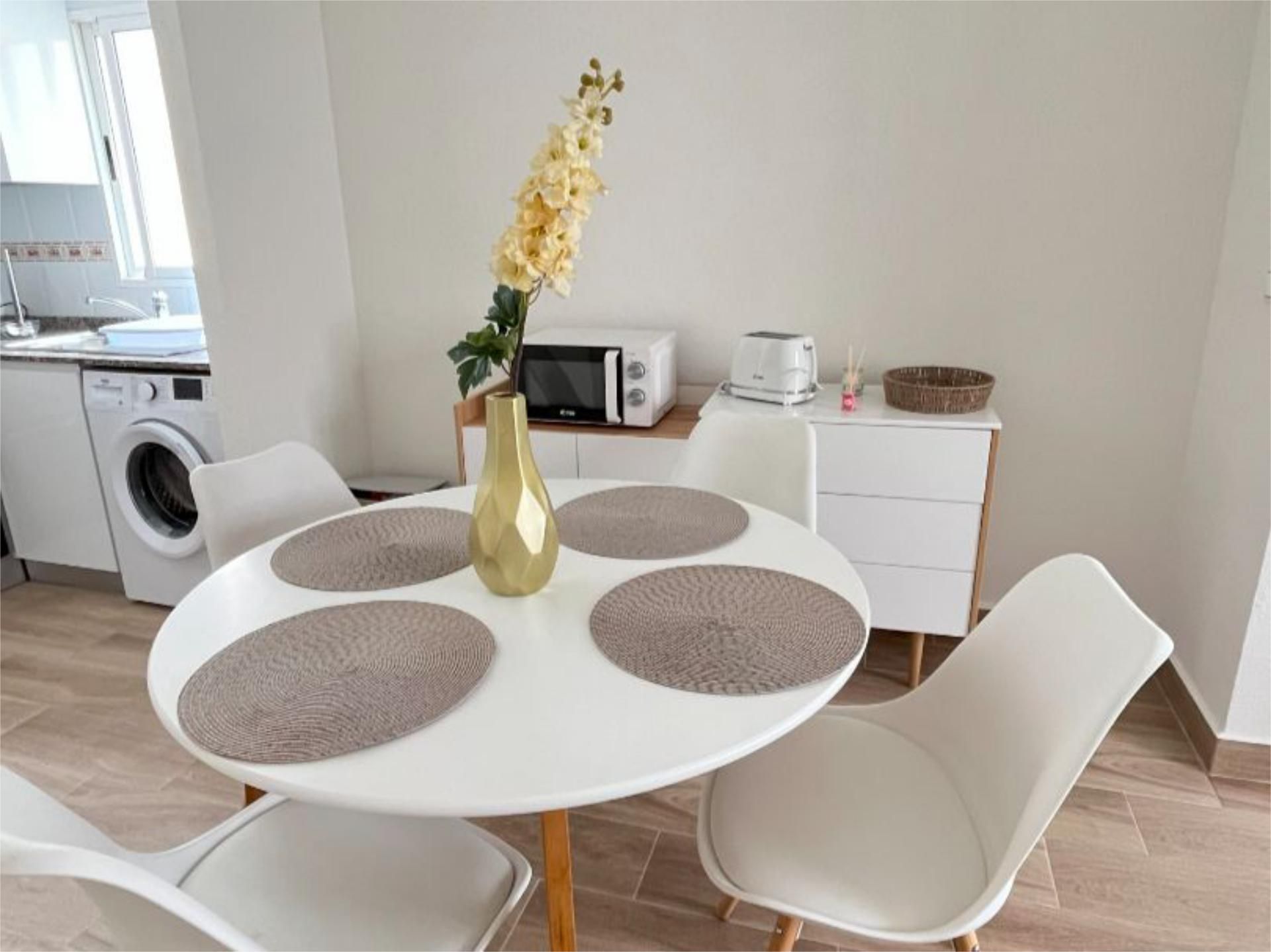 Flat to rent in Calle San Pascual, 112, Centro - Muelle Pesquero Dining room of Flat to rent in Torrevieja with Air Conditioner, Swimming Pool and Furnished