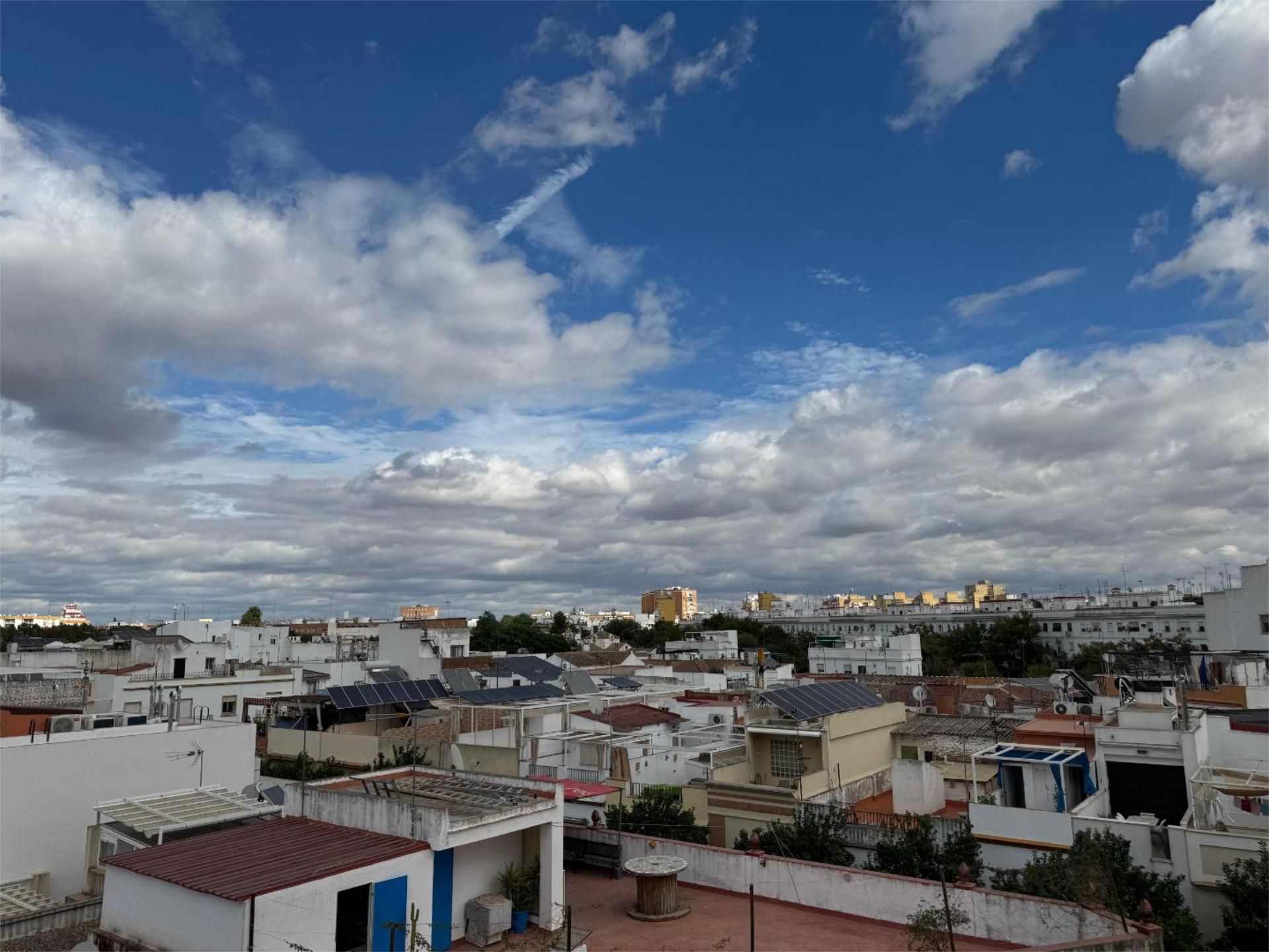 Piso de alquiler en Calle General Martínez, 9, Barrio León Vista exterior de Piso de alquiler en Sevilla Capital con Aire acondicionado