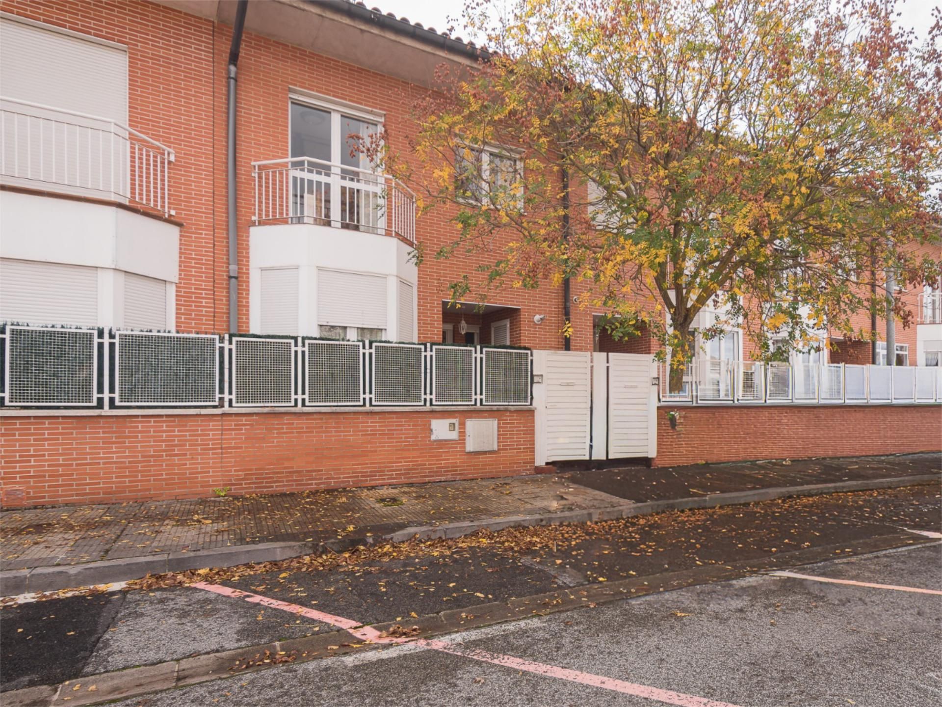 Vista exterior de Casa o xalet en venda en  Pamplona / Iruña amb Aire condicionat, Calefacció i Jardí privat