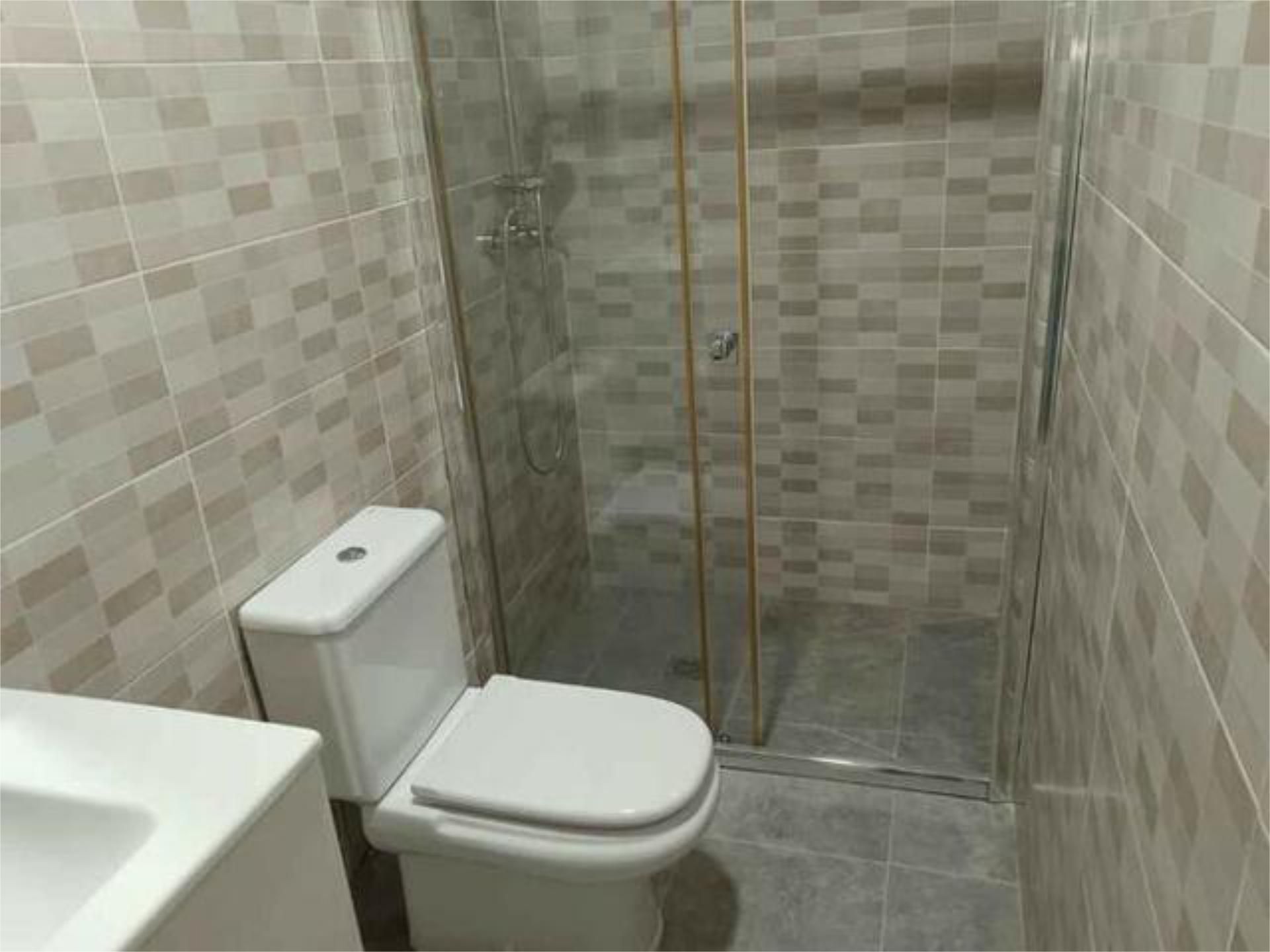 Apartamento de alquiler en La Banda - Campo de Fútbol Baño de Apartamento de alquiler en Chiclana de la Frontera