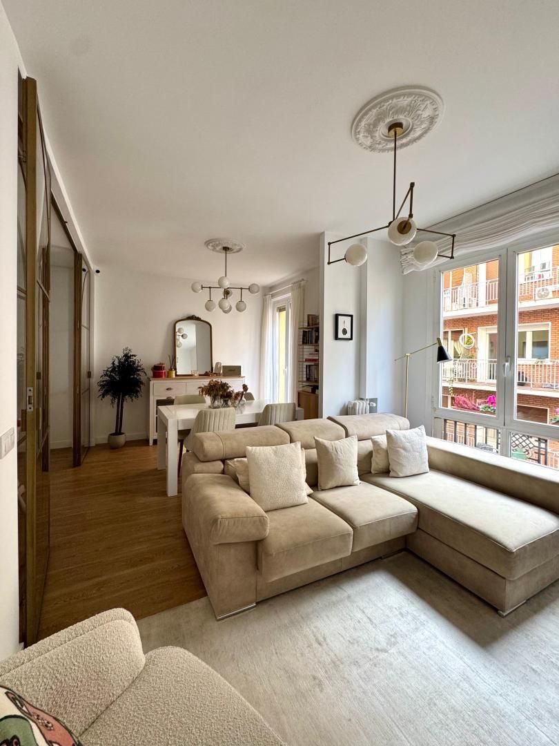 Living room of Flat for sale in  Madrid Capital  with Air Conditioner and Balcony