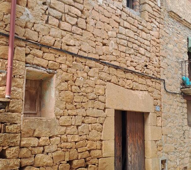 Casa adosada en venda a Carrer Carrer del Franc, 30, La Pobla de Cérvoles, Lleida - imatge 1 Foto 1 de Casa adosada en venda a Carrer Carrer del Franc, 30, La Pobla de Cérvoles, Lleida