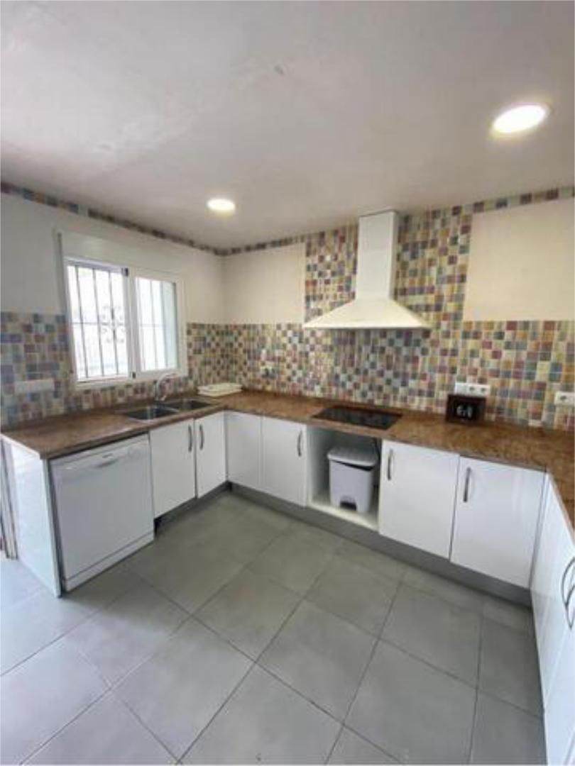 Casa adosada de alquiler en Oliva Playa Cocina de Casa adosada de alquiler en Oliva con Terraza, Piscina y Amueblado