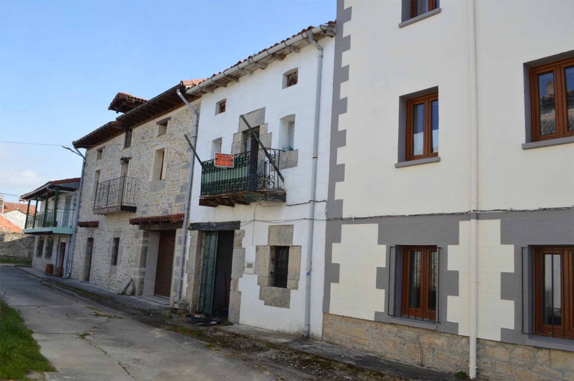 Single-family semi-detached for sale in Plaza Mayor, 13, Merindad de Montija Exterior view of Single-family semi-detached for sale in Merindad de Montija with Community parking