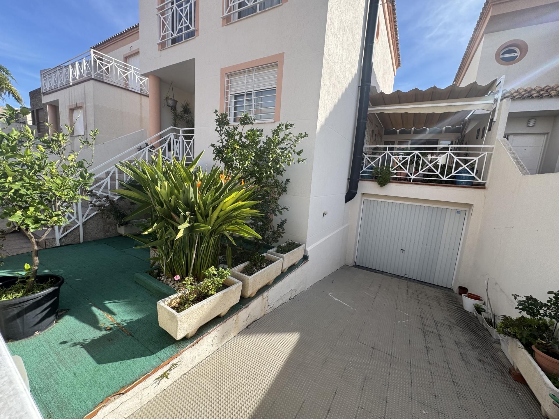 Casa o xalet en venda a Carrer de l'Estatut Valencià, 9, Park Nord - Casona Vista exterior de Casa o xalet en venda en Gandia amb Moblat