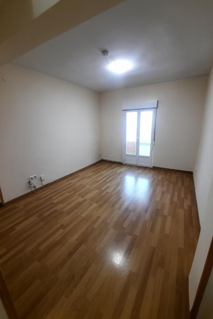 Dormitori de Pis de lloguer en  Madrid Capital amb Calefacció, Parquet i Moblat