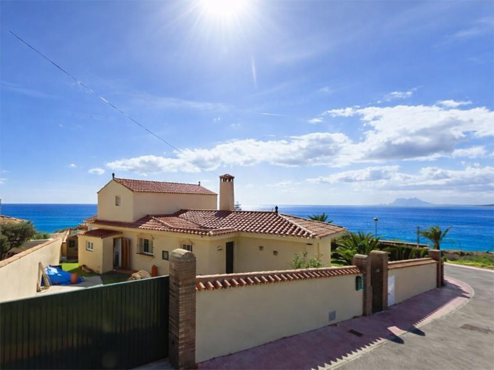 Vista exterior de Casa o xalet en venda en Manilva amb Aire condicionat i Terrassa