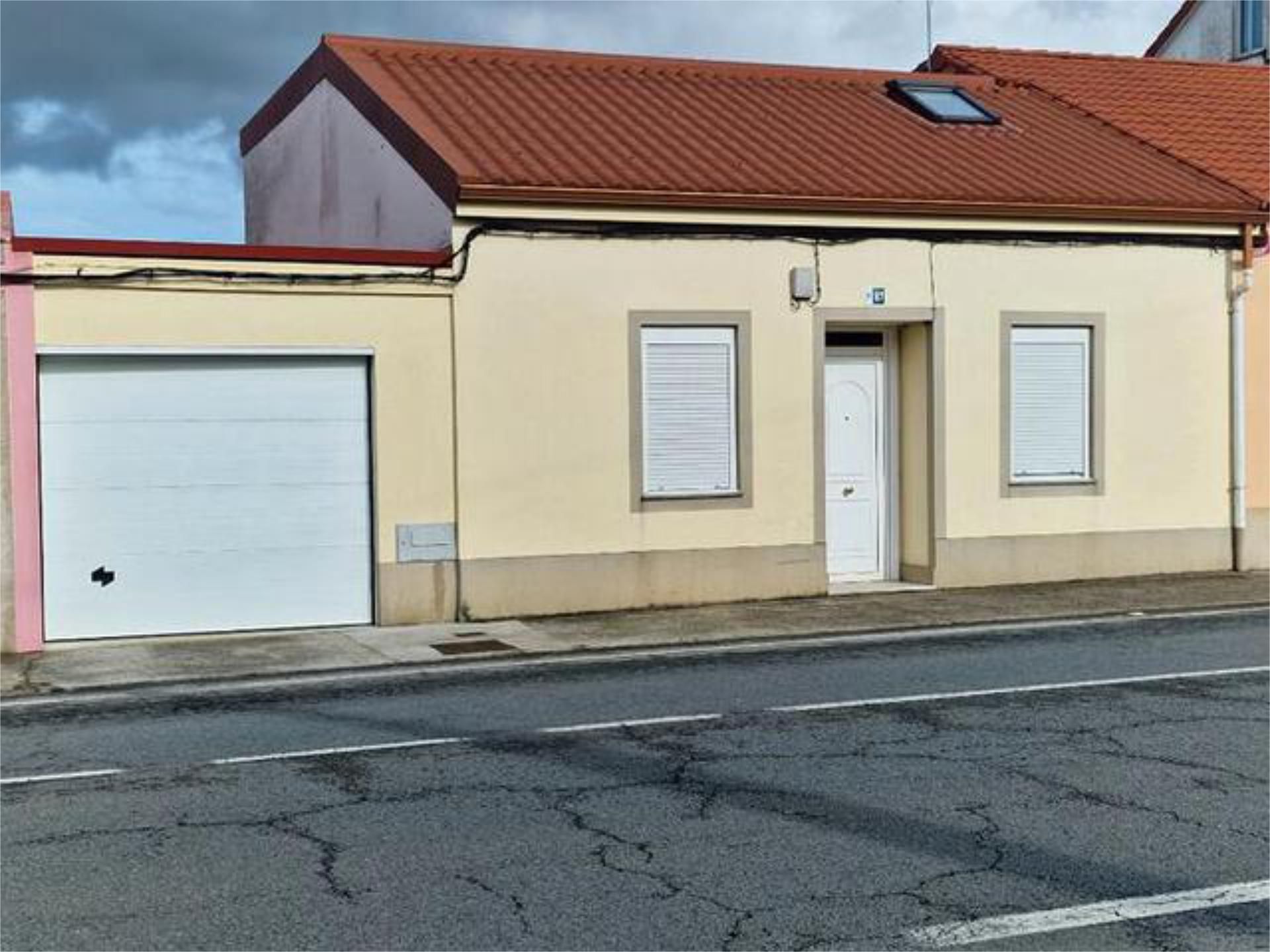 Vista exterior de Casa o xalet de lloguer en Carballo amb Calefacció, Jardí privat i Terrassa