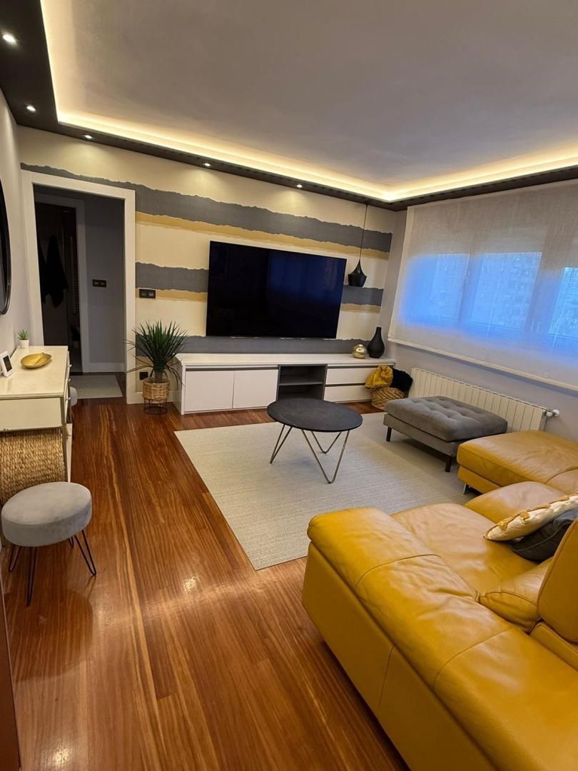 Flat for sale in Gabriel Aresti Hiribidea, 35, Otxarkoaga - Txurdinaga Living room of Flat for sale in Bilbao