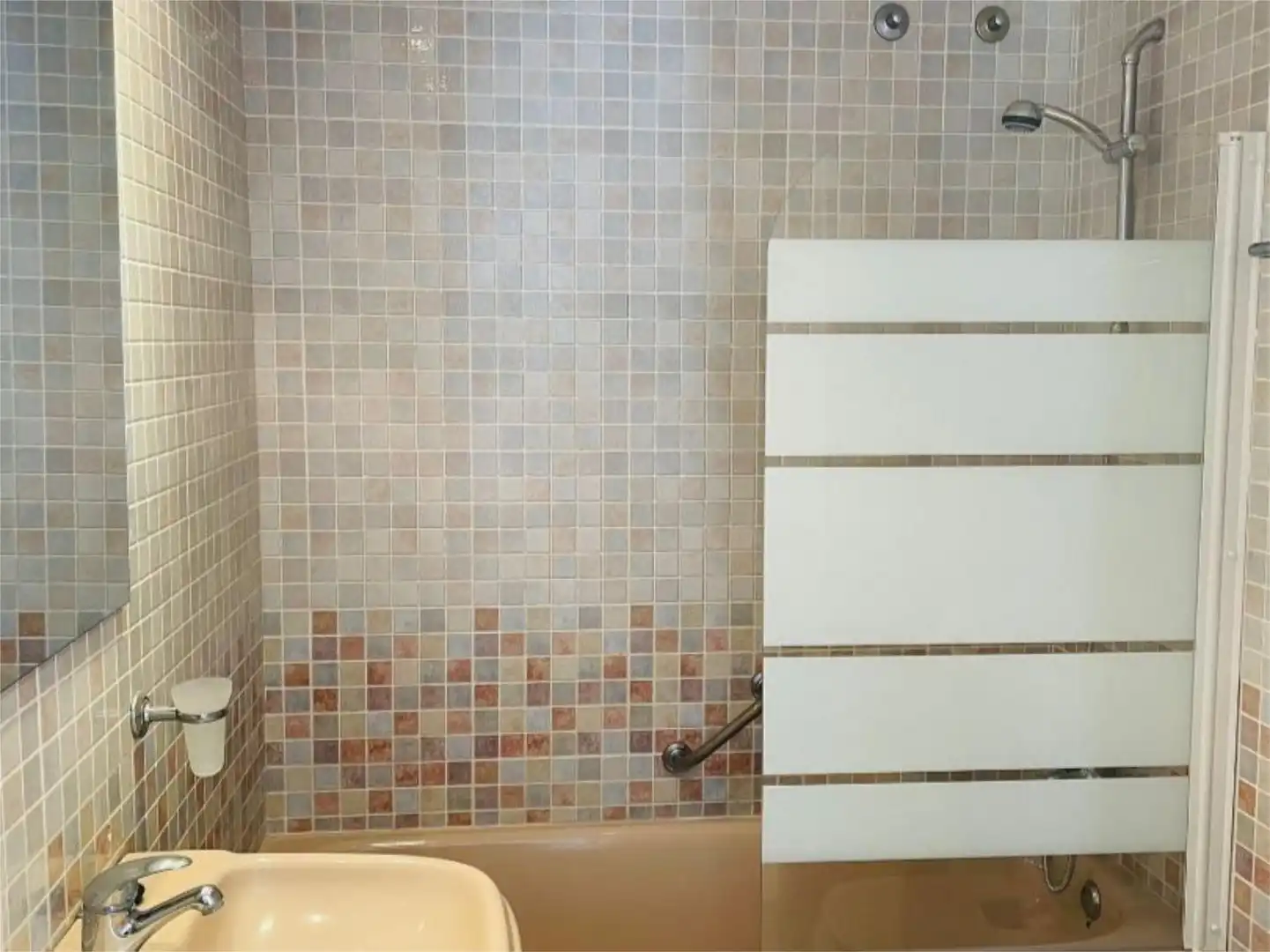 Flat for rent in Calle Ronda del Golf Oeste, 17, Zona Centro Comercial Torrequebrada Bathroom of Flat for rent in Benalmádena with Furnished