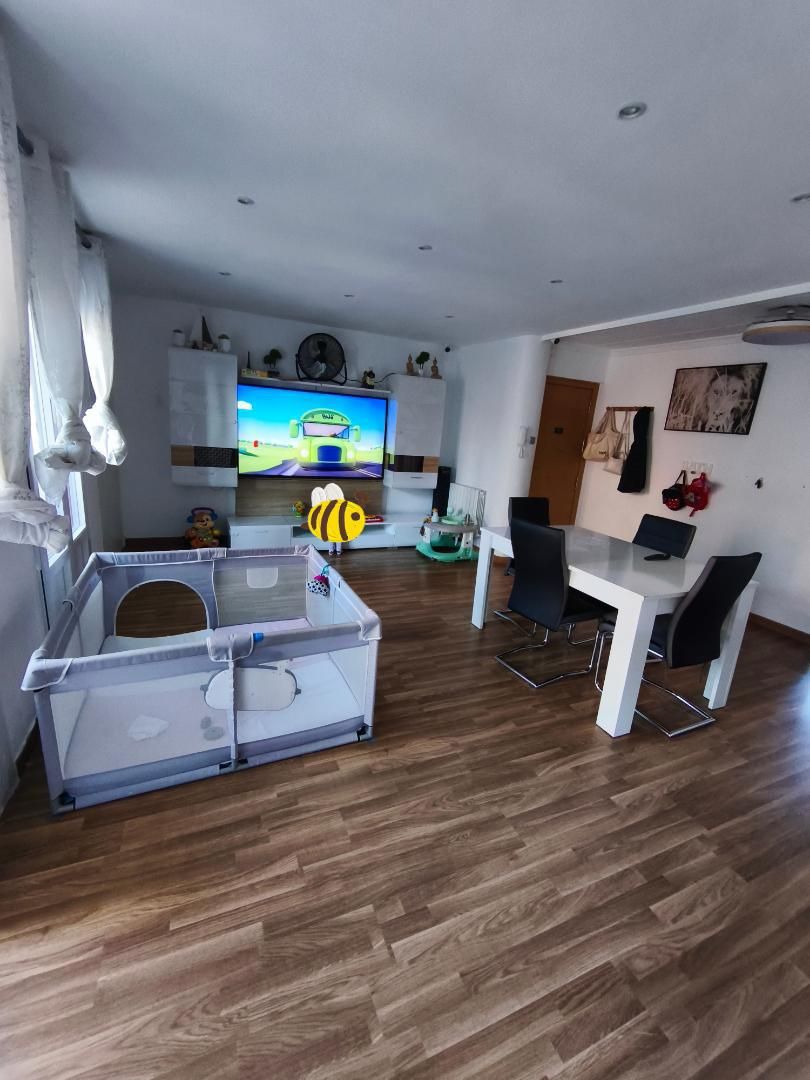 Sala de estar de Piso en venta en  Pamplona / Iruña con Calefacción, Parquet y Balcón