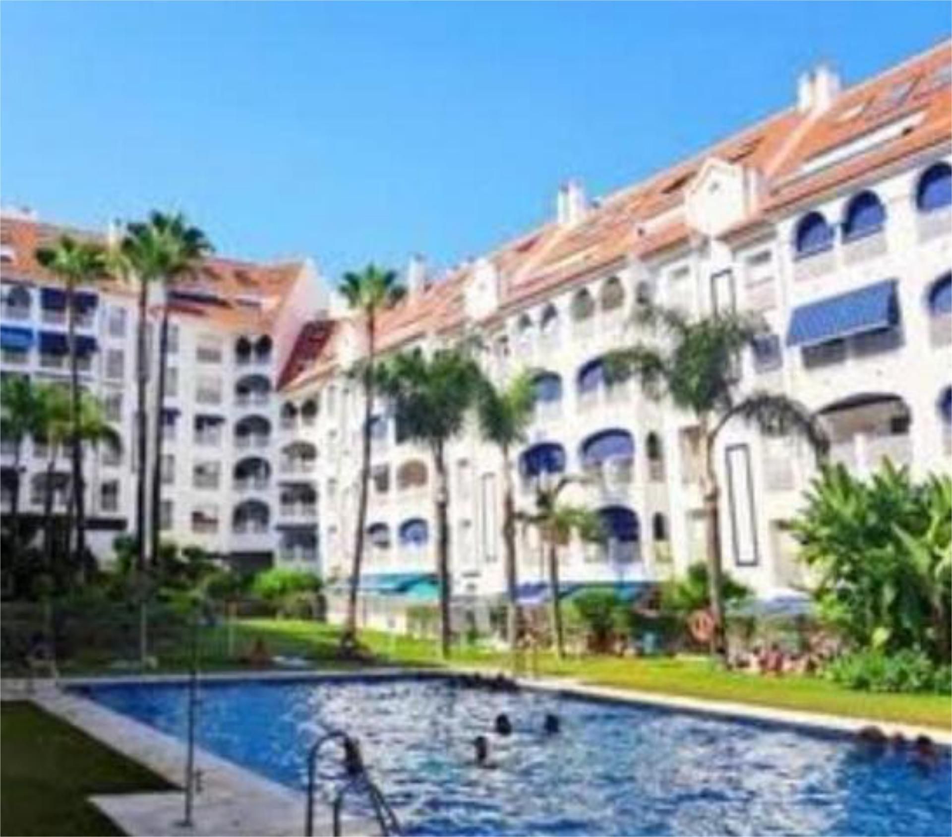 Vista exterior de Piso de alquiler en Marbella con Jardín privado, Terraza y Piscina