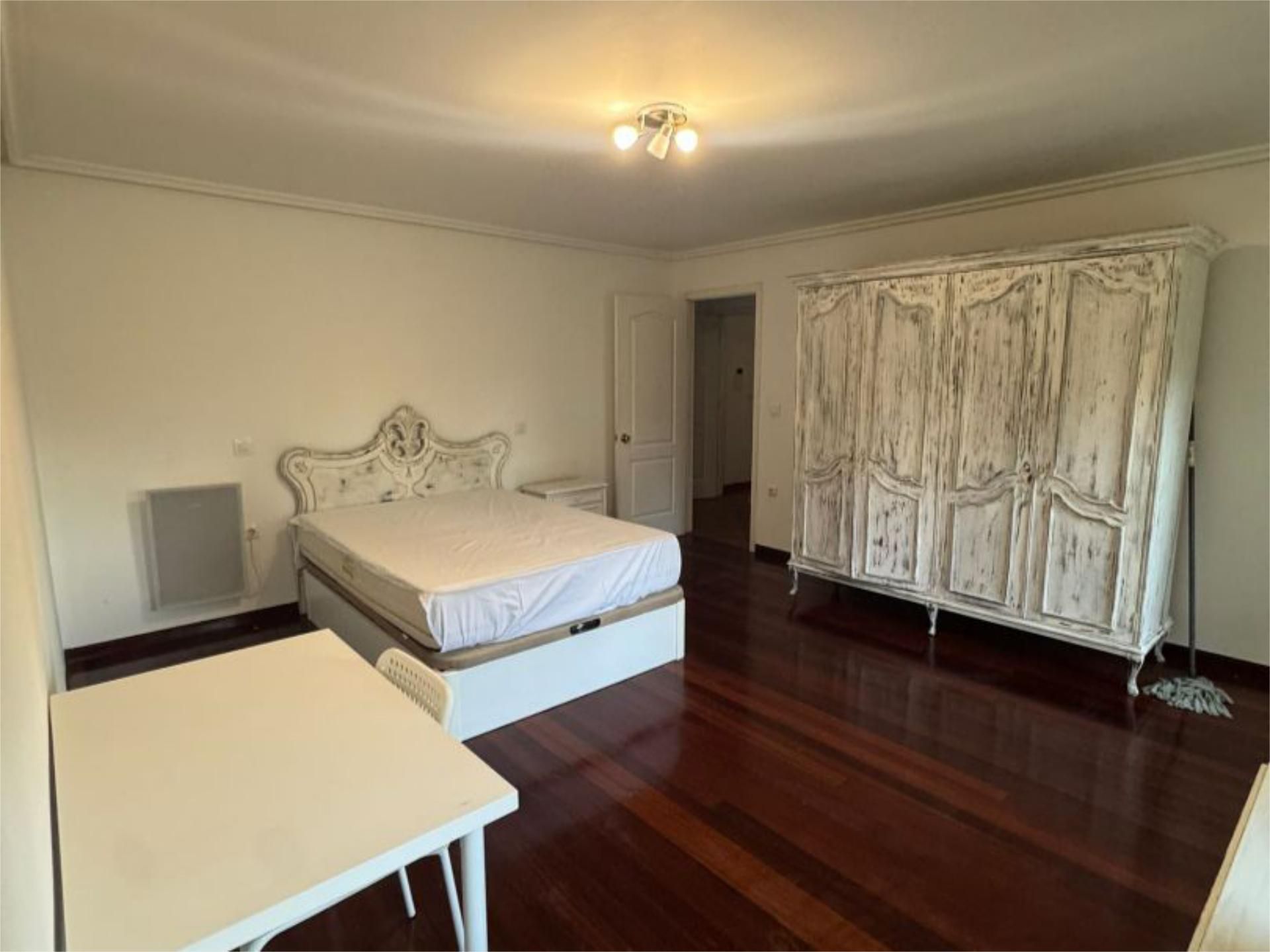 Flat to share in Barrio Llejo, Oruña Bedroom of Flat to share in Piélagos with Heating, Private garden and Terrace