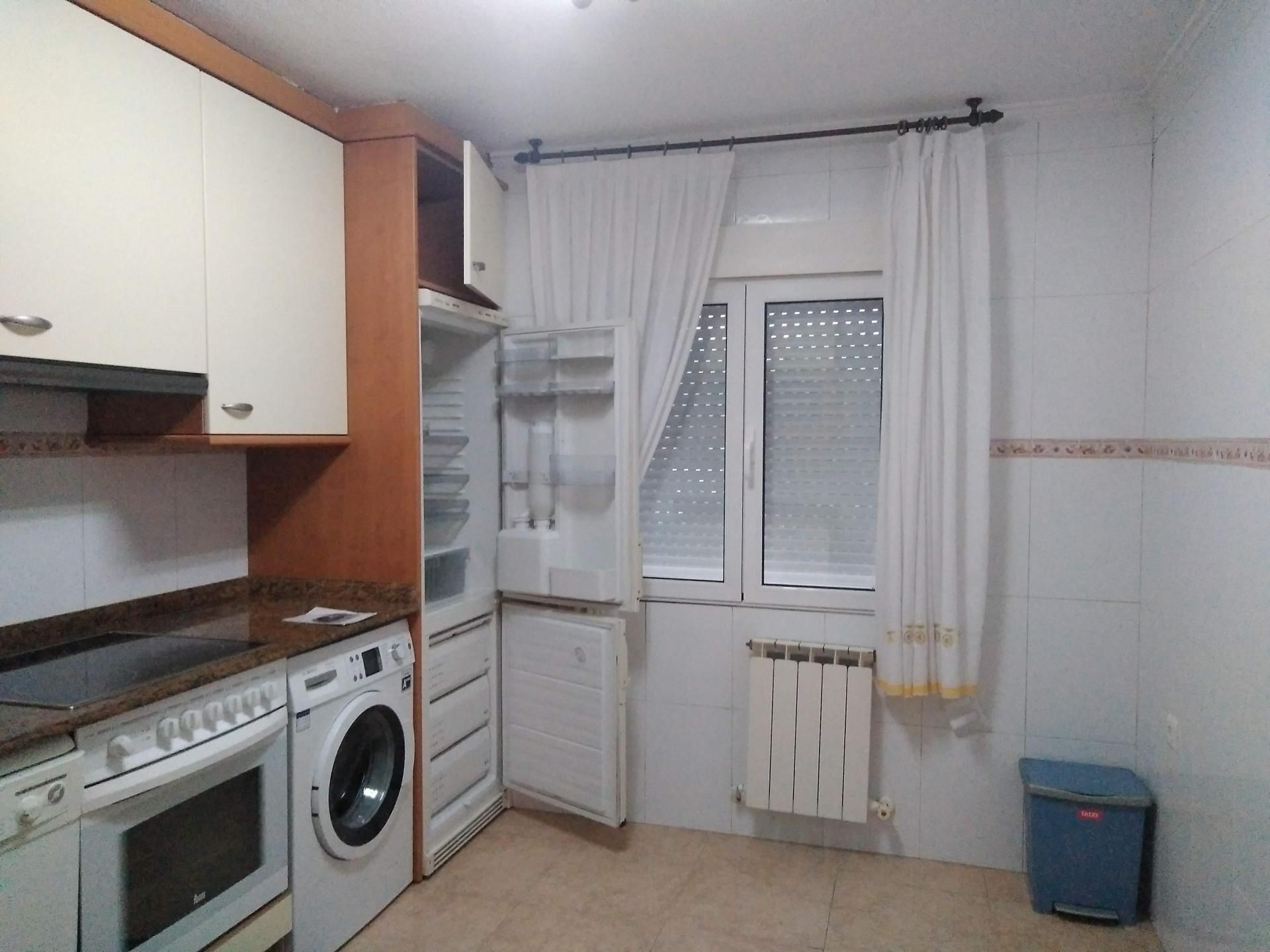 Pis de lloguer a Avenida Oviedo, 37, Anaz - Sobremazas - San Vitores Cuina de Pis de lloguer en Medio Cudeyo amb Calefacció, Parquet i Moblat