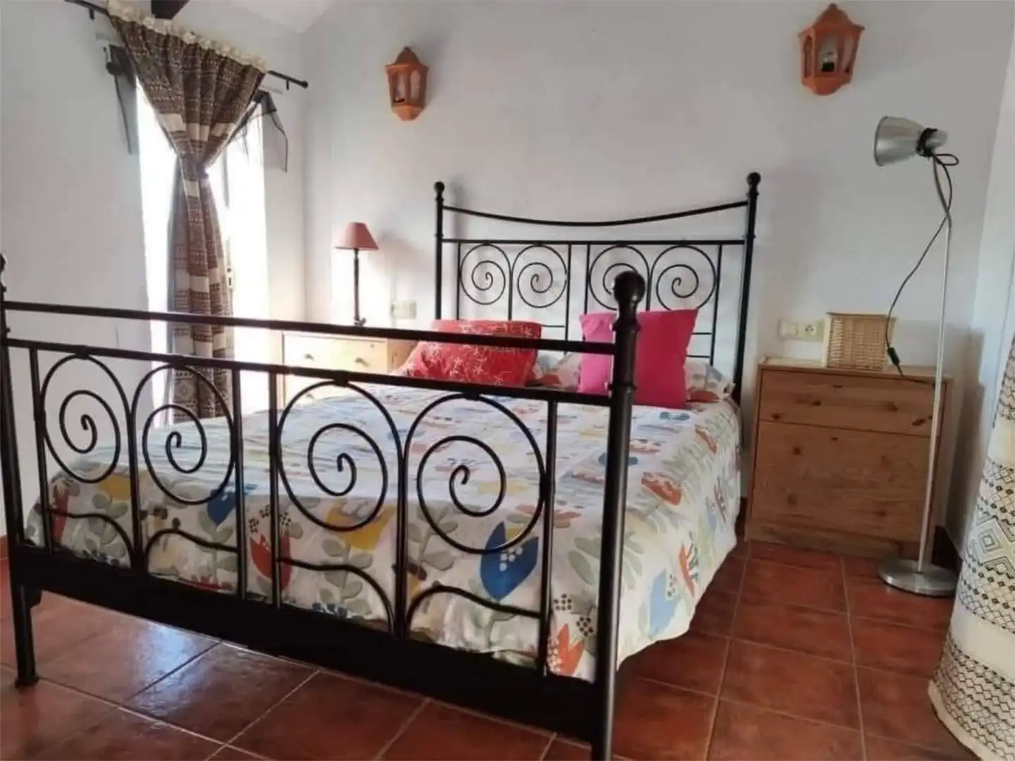 Casa adosada en venda a Camino de los Parralejos, 117, La Muela Dormitori de Casa adosada en venda en Vejer de la Frontera amb Aire condicionat, Calefacció i Jardí privat