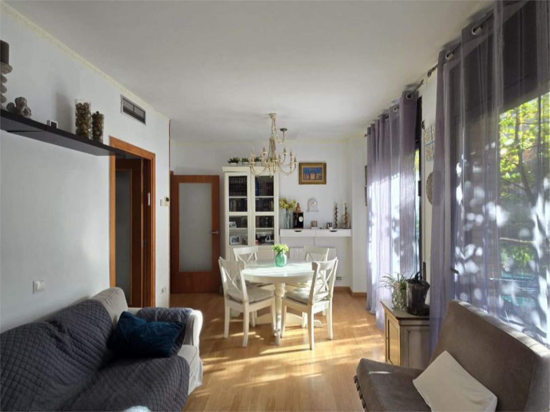 Sala d'estar de Pis en venda en Girona Capital amb Aire condicionat, Terrassa i Balcó