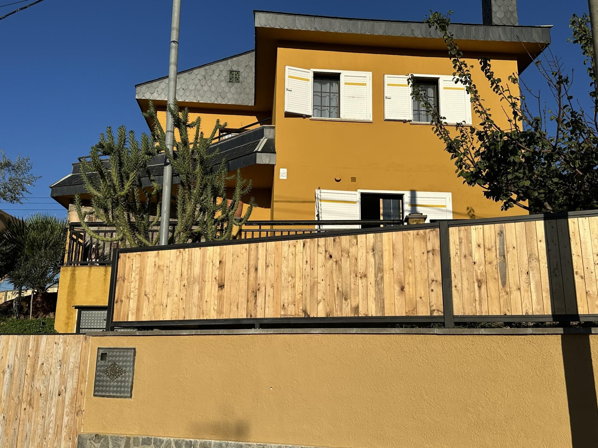 Vista exterior de Casa o xalet en venda en Lliçà d'Amunt amb Terrassa i Piscina