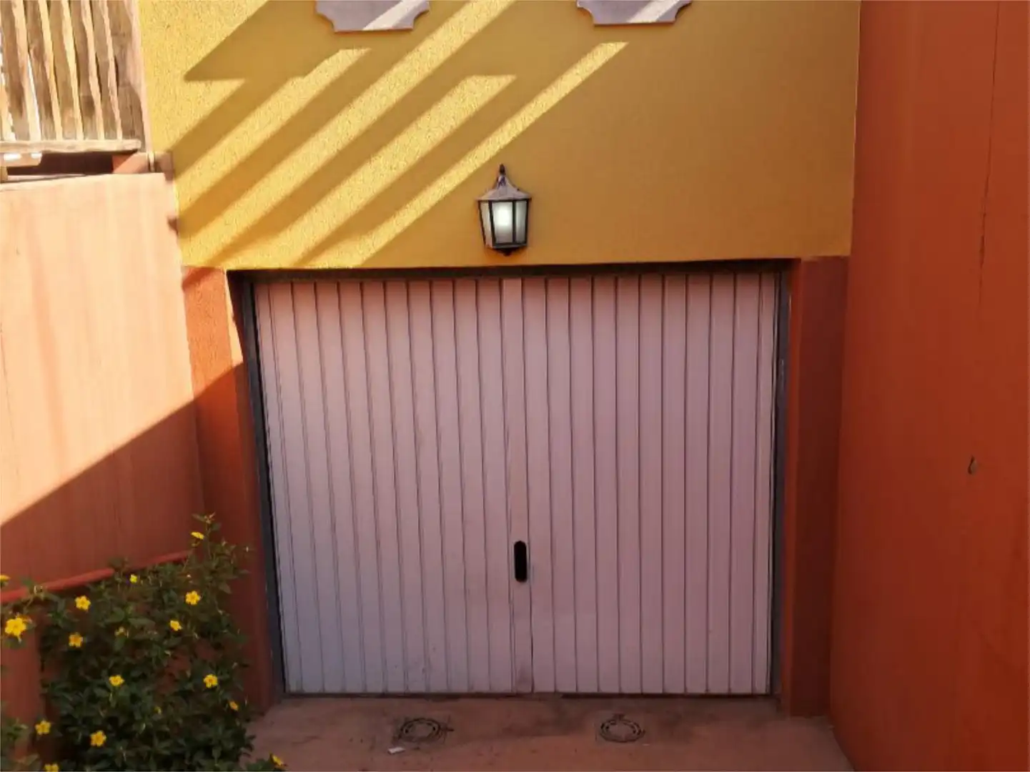 Vista exterior de Casa o xalet en venda en San Bartolomé de Tirajana amb Aire condicionat, Terrassa i Balcó