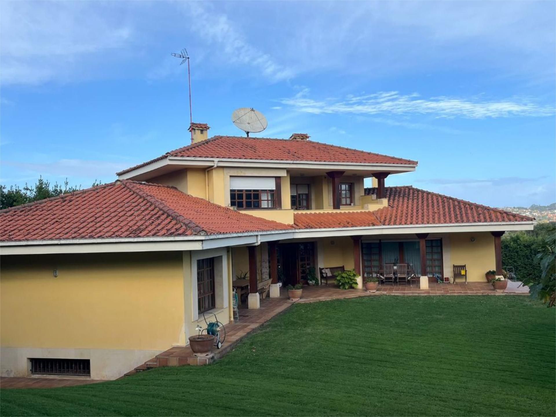 House or chalet for sale in Camino del Castillo, 124, Bernueces Exterior view of House or chalet for sale in Gijón   with Heating, Terrace and Swimming Pool