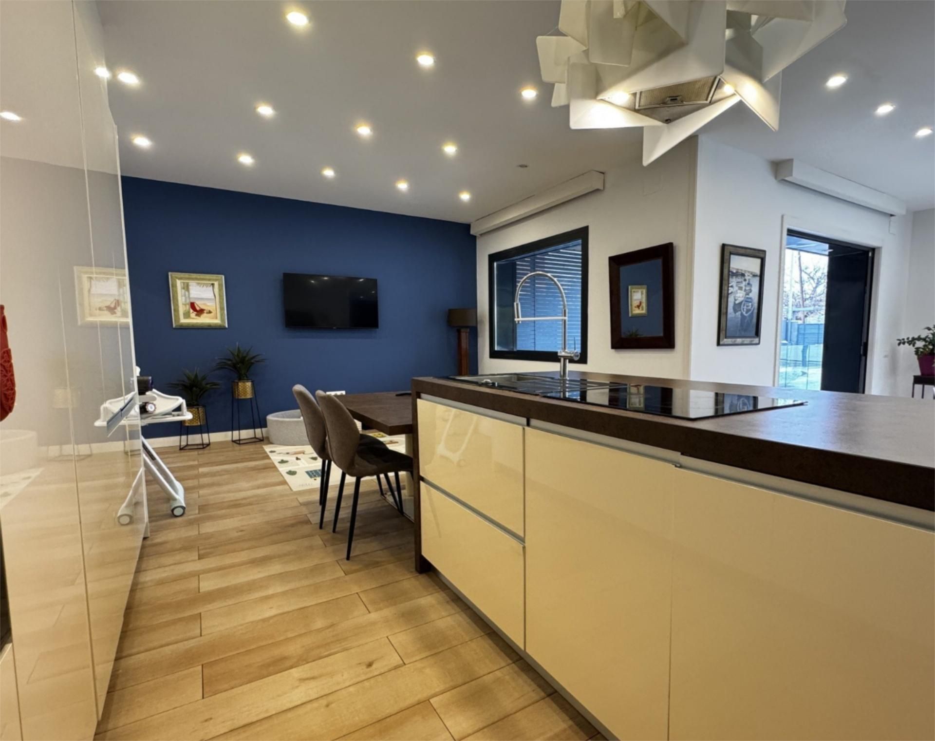 Casa o xalet en venda a Avinguda del Terme, 35, Santa Maria - L'Eixample - Sud Sumella Cuina de Casa o xalet en venda en Cubelles amb Terrassa i Piscina