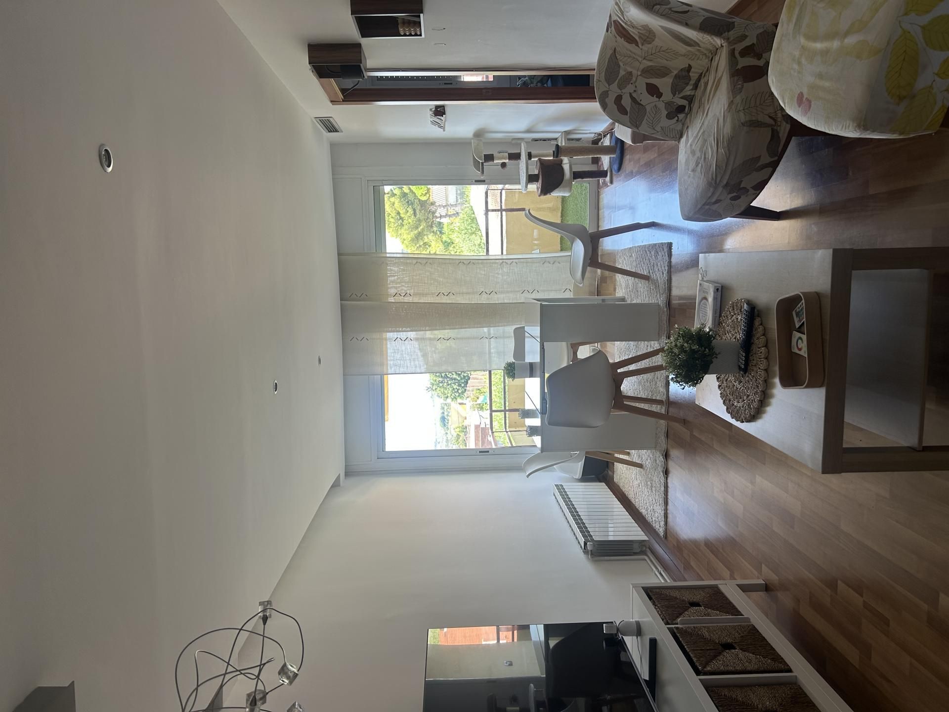 Pis per a compartir a Carrer de l'Empordà, 16, Masnou Alt Sala d'estar de Pis per a compartir en El Masnou amb Aire condicionat, Calefacció i Moblat