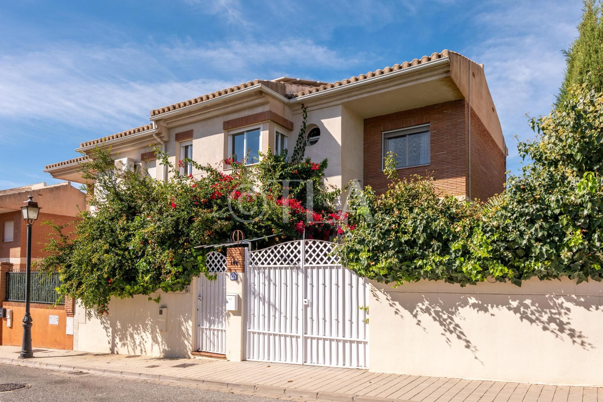 Exterior view of House or chalet for sale in Huétor Vega  with Air Conditioner, Terrace and Swimming Pool