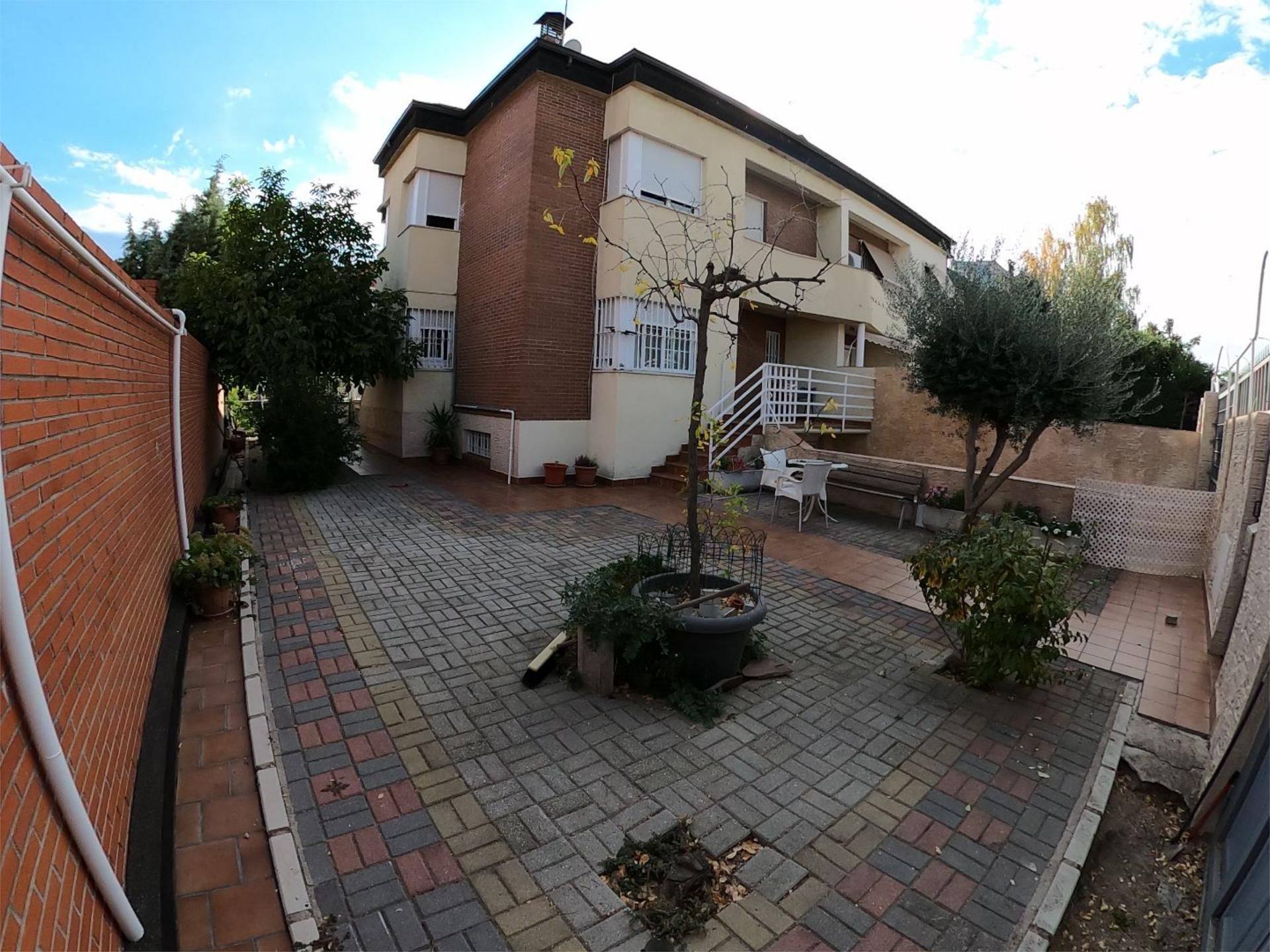 Vista exterior de Casa o xalet en venda en Coslada amb Aire condicionat, Calefacció i Jardí privat