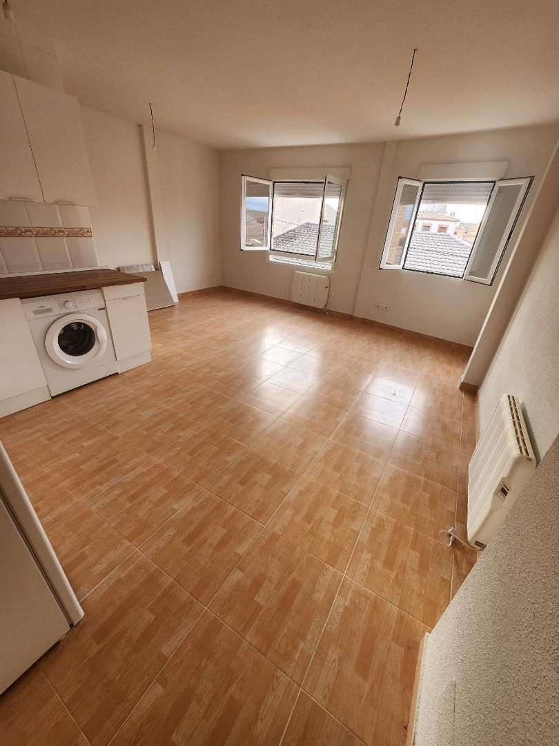 Loft de alquiler en Calle Calderón de la Barca, 1, El Casar de Escalona Sala de estar de Loft de alquiler en El Casar de Escalona con Calefacción, Lavadora y Microondas