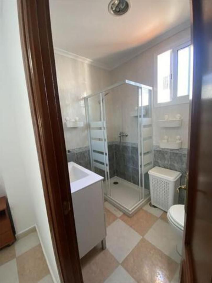 Baño de Apartamento de alquiler en Bormujos con Calefacción, Trastero y Amueblado