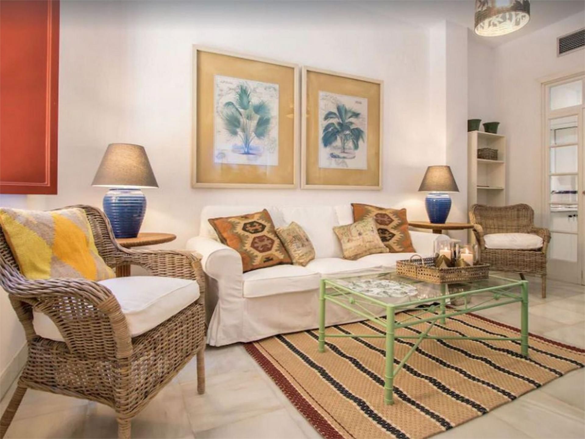 Pis de lloguer a Calle Santander, 1, Alfalfa - Santa Cruz Sala d'estar de Pis de lloguer en  Sevilla Capital amb Aire condicionat, Calefacció i Jardí privat