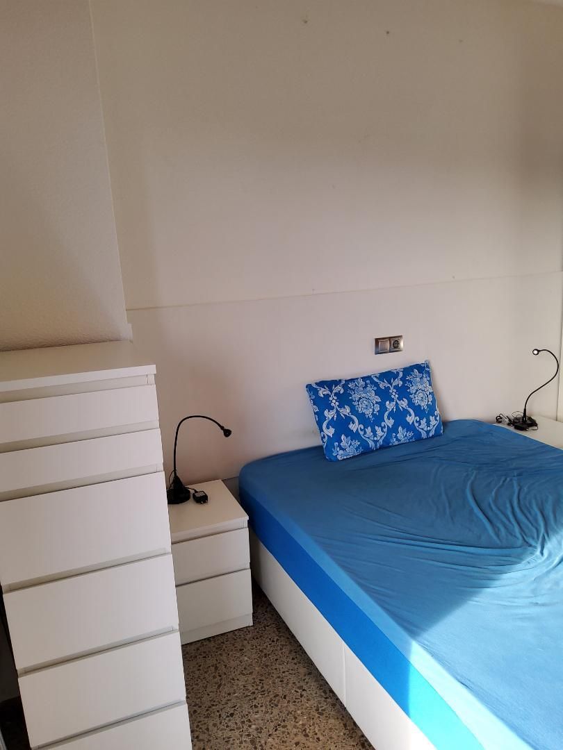 Bedroom of Flat to share in Sabadell  with Air Conditioner, Heating and Storage room