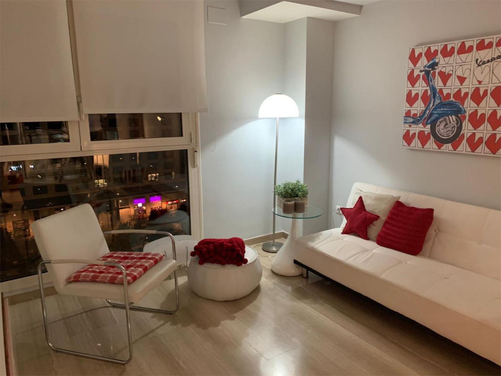 Sala de estar de Apartamento de alquiler en  Valencia Capital con Aire acondicionado, Calefacción y Jardín privado