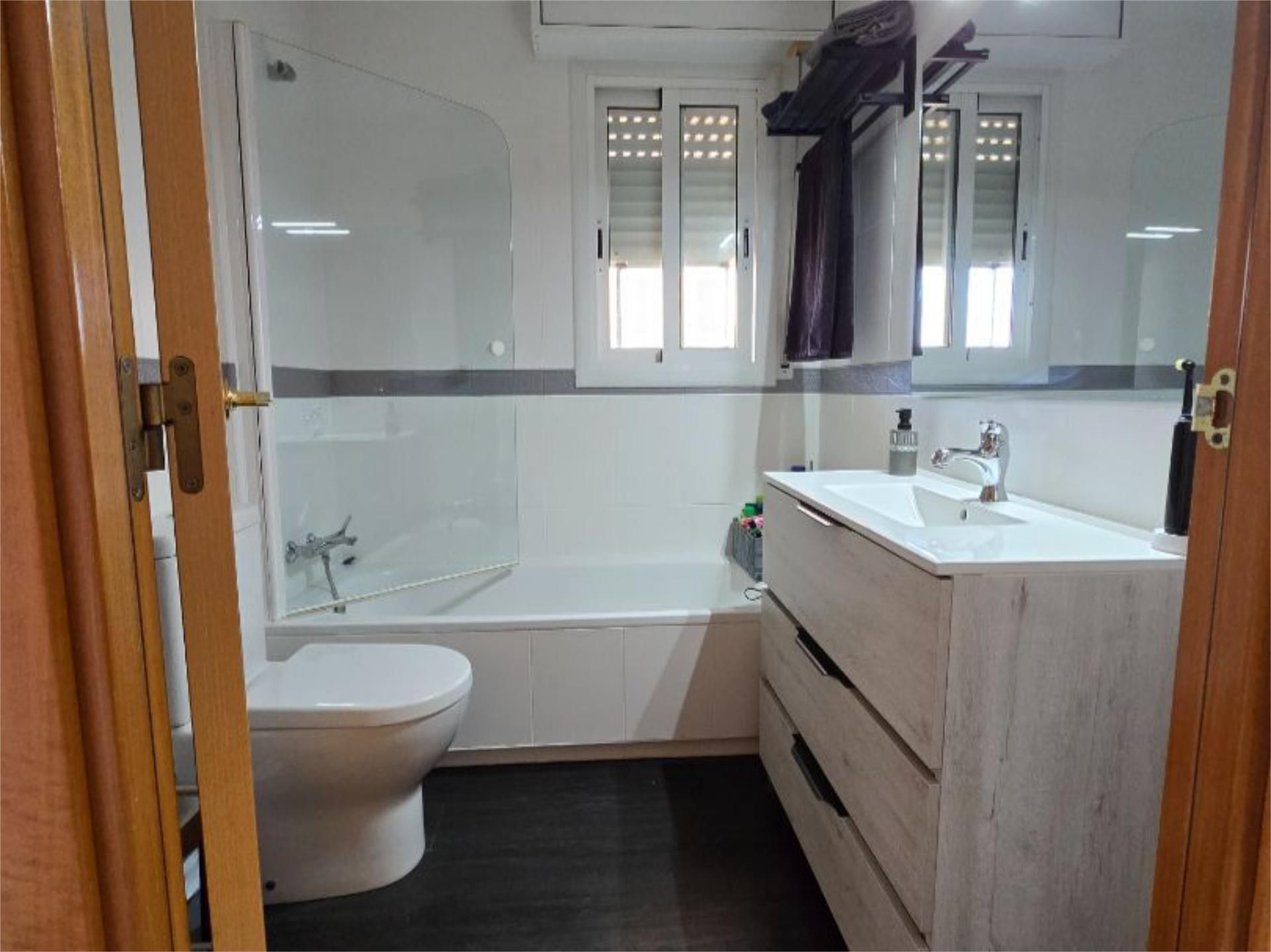 Flat for sale in Carrer de Llevant, 1, Cunit Residencial Bathroom of Flat for sale in Cunit with Air Conditioner, Terrace and Swimming Pool