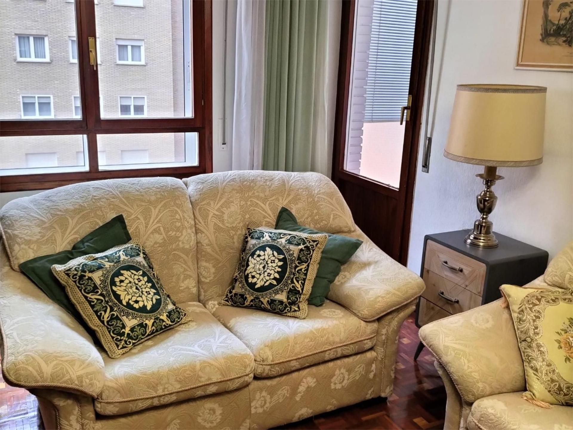 Sala de estar de Piso de alquiler en Burgos Capital con Calefacción, Parquet y Terraza