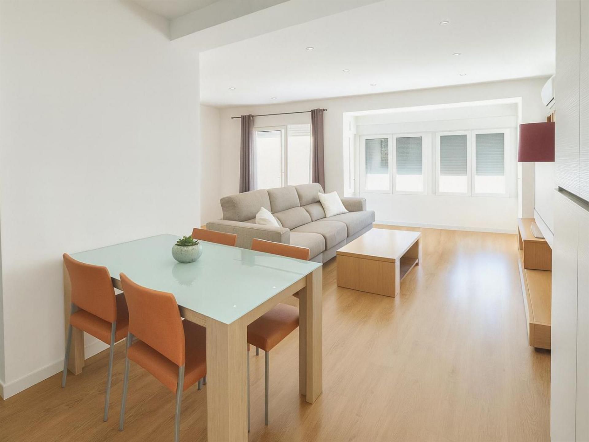 Piso en venta en Calle Granada, 88, Plaza de Toros - Santa Rita Sala de estar de Piso en venta en  Almería Capital con Aire acondicionado, Parquet y Amueblado