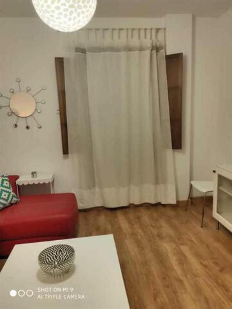 Dormitori de Pis de lloguer en Carmona amb Calefacció, Terrassa i Moblat