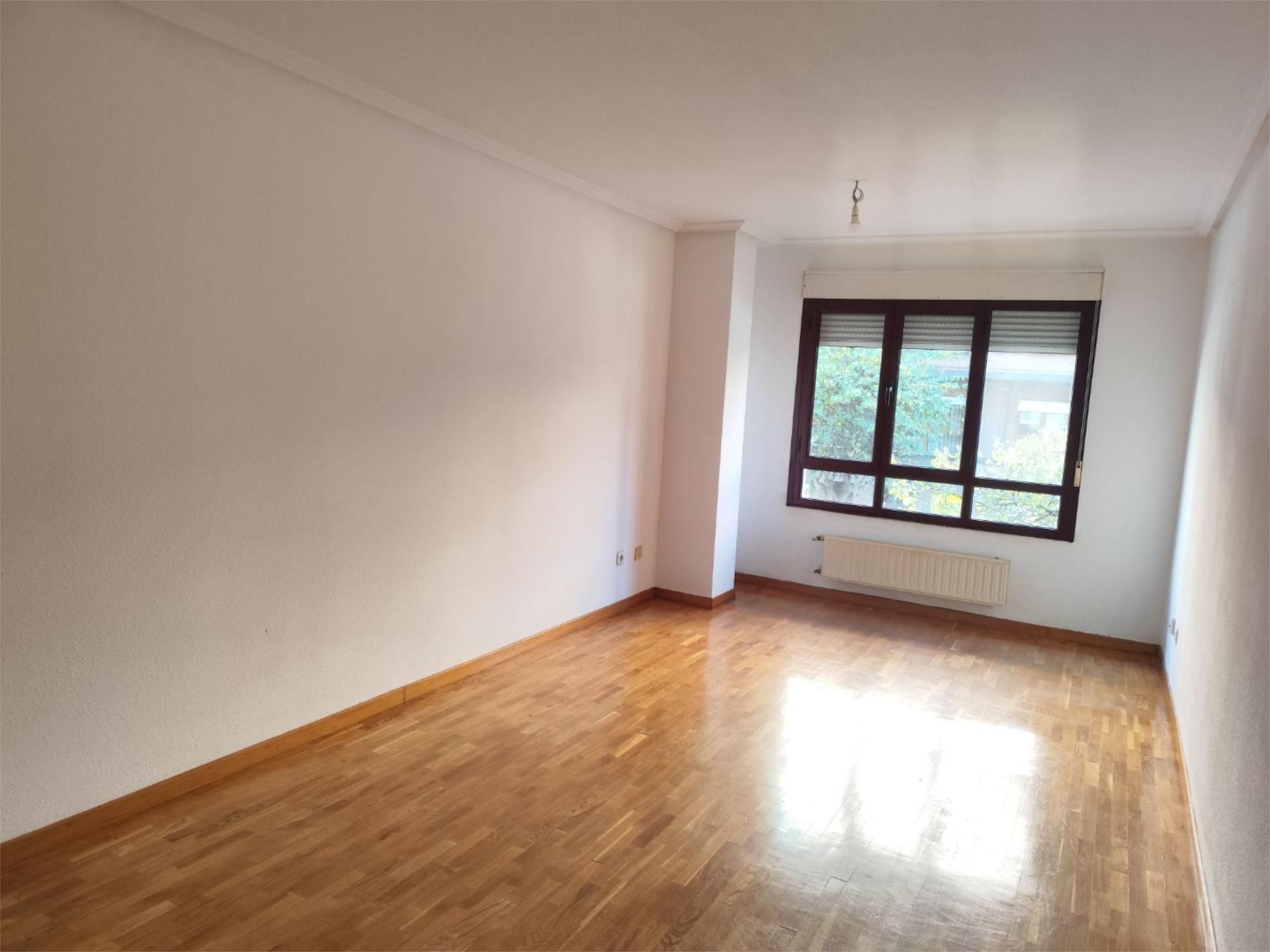 Flat for sale in Calle López del Vallado, 10, Fozaneldi - Tenderina Bedroom of Flat for sale in Oviedo   with Heating, Parquet flooring and Storage room